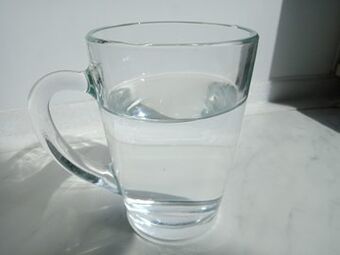 Alkotox gouttes dans un verre d'eau, expérience d'utilisation du produit