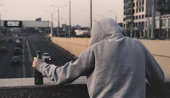 Boire l'homme comment aider à surmonter la dépendance