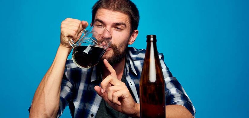 un homme boit de l'alcool comment arrêter photo 2